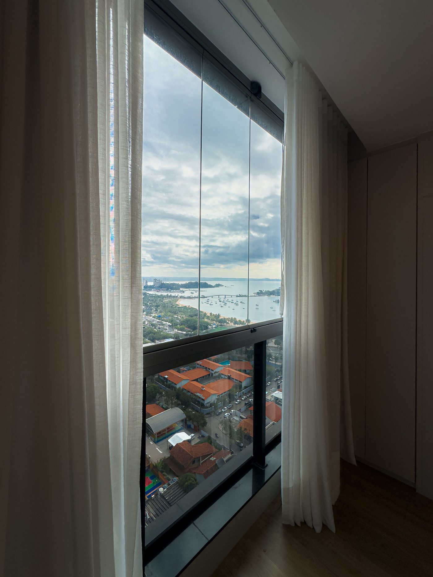 Vista da janela para a baía e o mar de Vitória